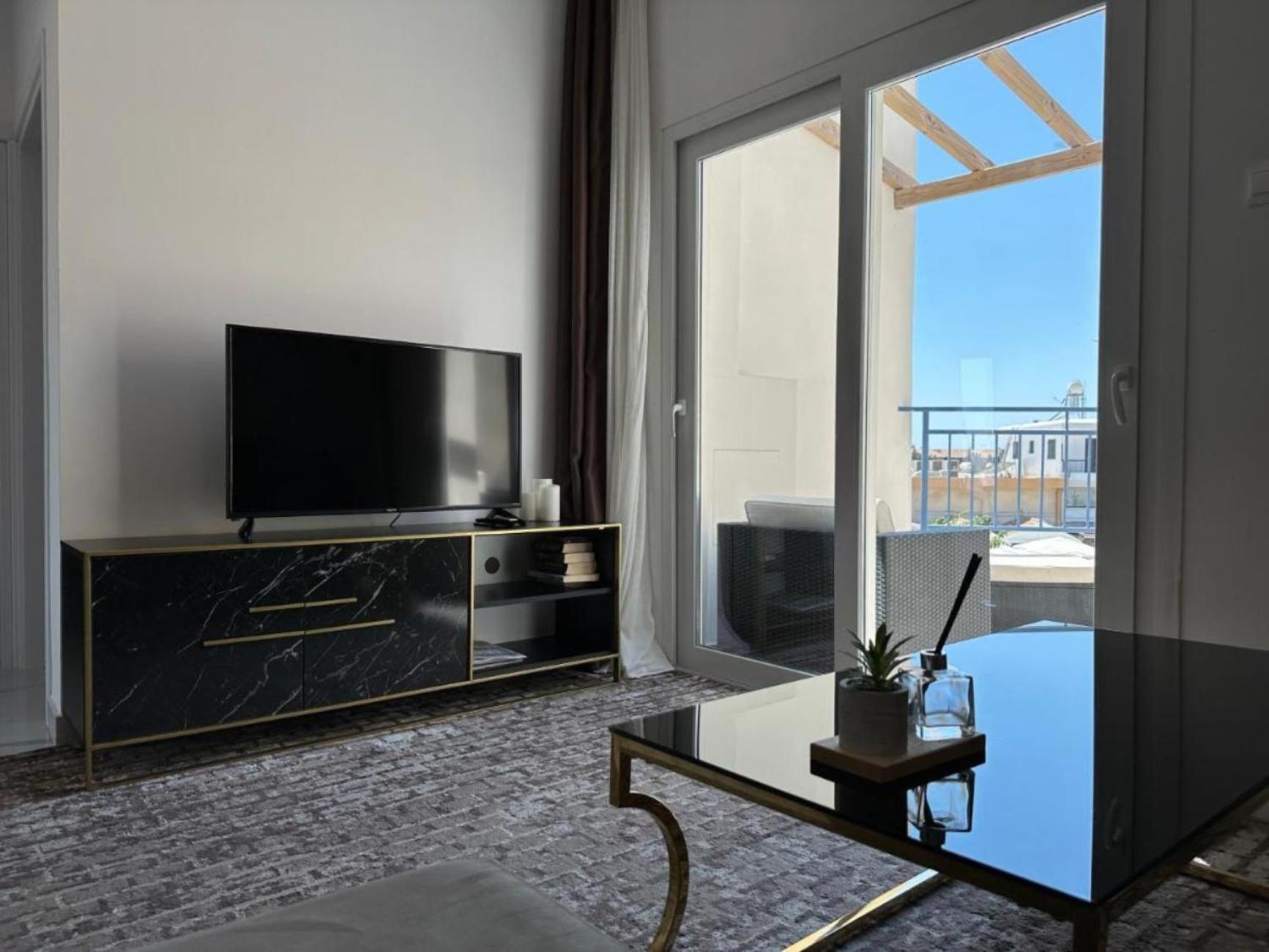 H&O Boulevard Breeze Apartment! Paphos Exterior photo